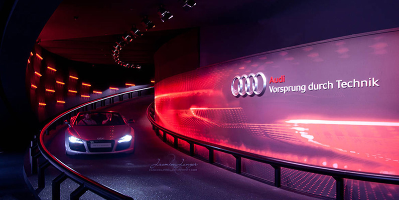 Audi introducerade sin legendariska reklamslogan "Vorsprung durch Technik" redan 1971. Denna slogan har sedan dess varit en viktig del av biltillverkarens varumärkesidentitet och används än idag för att kommunicera företagets fokus på teknisk innovation och framsteg.