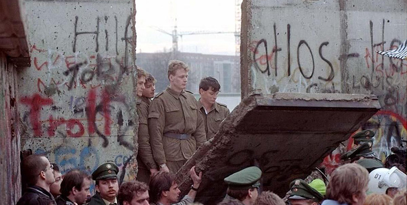 Berlinmurens öppnande den 9 november 1989 markerade ett historiskt ögonblick och en vändpunkt i Tysklands historia, vilket tillät fri rörlighet mellan Öst- och Västberlin för första gången sedan 1961.