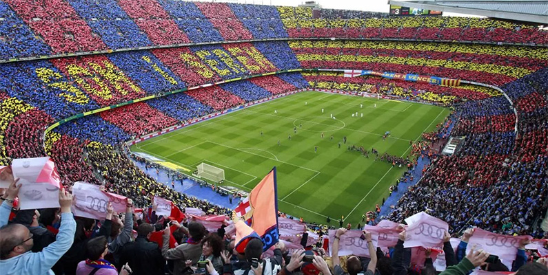 Jakten på rekord brukar vara hårt omtvistat mellan ärkerivalerna Barcelona och Real Madrid. Men under under "El Clásico" mellan FC Barcelona och Real Madrid den 5 maj 1957 lockade Barcelona hela 120 000 åskådare till Camp Nou, vilket slog rekordet för flest antal besökare i en La Liga-match. Säsongen 2022-2023 satte FC Barcelona dessutom det högsta genomsnittliga publikbesöket för hemmamatcher i ligan; ett genomsnitt på hela 83 498 åskådare. Det näst högsta genomsnittliga publikbesöket i ligan håller Real Madrid, som "bara" når upp till ett snitt på 56 644 fans under sina hemmamatcher.