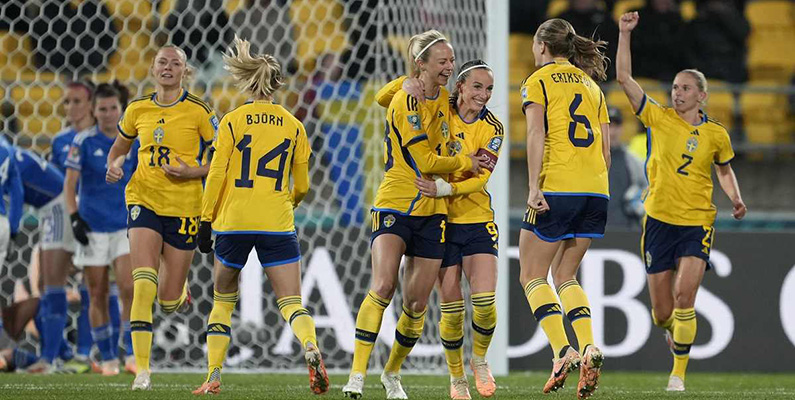 Globalt sett är fotboll den absolut populäraste sporten, med över 3,5 miljarder utövare världen över. Totalt ägnar sig 265 miljoner individer åt fotboll på en professionell nivå, och mer än 5 miljoner domare dömer matcher. Då är det kanske föga förvånande att fotboll också är en av de mest populära sporterna bland kvinnor, och hamnar på en andra plats här i Sverige med över 173 000 utövare. År 2003 fanns det 44 306 registrerade tjej- och damspelare från 15 år och uppåt, så fotbollen har onekligen fått sig ett uppsving under de senaste 20 åren. Kan det kanske bero på damlandslaget framgångar?