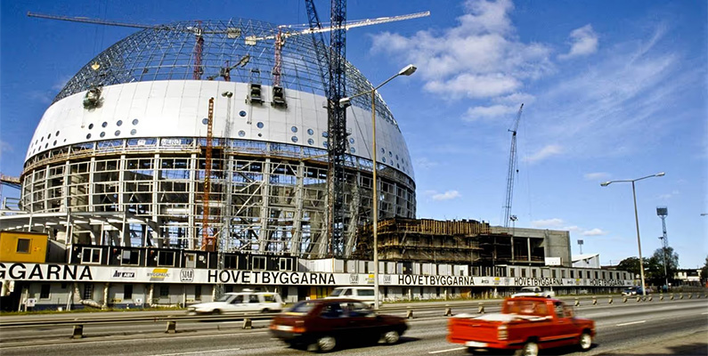 Den 19 februari invigs världens största sfäriska byggnad - Globen i Stockholm. Byggnaden, som den 1 september 2021 bytta namn till Avicii Arena, har blivit ett välkänt landmärke för Sverige.