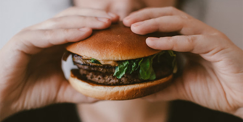 10 myter om mat och dryck som du antagligen har trott på hela ditt liv. Myt #9) "Hamburgare från McDonalds håller för evigt".