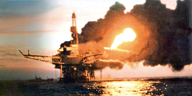 167 personer omkommer då en oljeplattform i Nordsjön exploderar den 6 juli. Oljeplattformen Piper Alpha i Nordsjön tillhörde Storbritannien och anses vara en av de värsta oljekatastroferna i historien. Explosionen orsakades av läckande gas som antändes av en gnista från en utrustning som hade stängts av för underhåll. Av de cirka 226 personerna som befann sig på Piper Alpha-plattformen vid tiden för explosionen omkom totalt 167 personer.