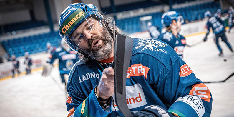 Jaromír Jágr, den legendariska tjeckiska ishockeyspelaren, bär nummer 68 på sin tröja för att hedra händelserna i Tjeckoslovakien år 1968. Detta var året för så kallade Pragvåren, en period av politisk liberalisering i Tjeckoslovakien. Under denna period genomförde kommunistpartiet i landet reformer för att öka yttrandefriheten och minska den sovjetiska inblandningen. Men Sovjetunionen svarade med att invadera landet tillsammans med andra Warszawapaktsländer och kväva reformerna. Jágrs far, Jaromír Jágr Sr., var en del av händelserna under Pragvåren. Jaromír Jágr (bilden) har sagt att nummer 68 på hans tröja är en hyllning till offren och hjältarna från den tiden.