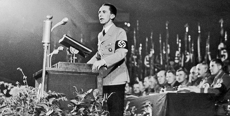 Slaget vid Stalingrad utlöste en förändring i den tyska krigspolitiken. På bilden håller Josef Goebbels sitt "totala krigets tal".