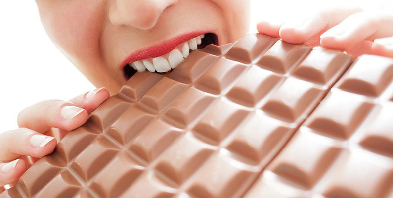 10 myter om mat och dryck som du antagligen har trott på hela ditt liv. Myt #2) "Att äta choklad ger dig akne".