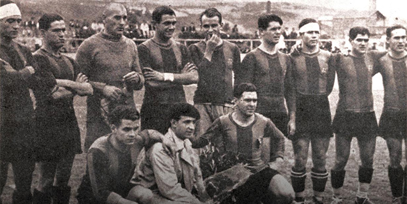 Medan Real Madrid har vunnit flest La Liga-titlar, kan Barcelona istället skryta om att de vann det första mästerskapet när ligan grundades år 1929. Ända sedan dess har de båda klubblagen kommit att bli dominerande i Europisk fotboll. När den spanska fotbollsligan grundades 1929 bestod ligan dock endast av totalt tio lag.
