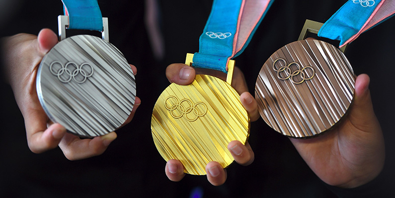Trots namnet är den olympiska guldmedaljen inte tillverkad av massivt guld. Istället består den främst av silver och är endast belagd med ett tunt lager av guld. Den exakta sammansättningen kan variera något beroende på de specifika reglerna och riktlinjerna för varje olympiskt spel, men generellt sett innehåller den en mycket liten mängd rent guld, vanligtvis mindre än 1%. Detta görs för att hålla kostnaderna nere och för att göra medaljerna mer tillgängliga för tillverkning i stora mängder. 