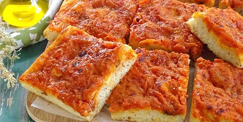 Idag är nog alla medvetna om att pizza härstammar från Italien. Men har du någonsin hört talas om Sfincione? Sfincione kallas även för "siciliansk pizza" och är gjord med en tjock skorpa och en generös portion tomatsås på toppen, såväl som potentiellt andra pålägg som ansjovis, lök och diverse örter. Till skillnad från napolitansk pizza har sfincione i allmänhet inte ett lager ost som täcker tomatsåsen, även om ost kan inkluderas som ett av påläggen. Om du har planer på att semestra på ön måste du prova på en sfincione!