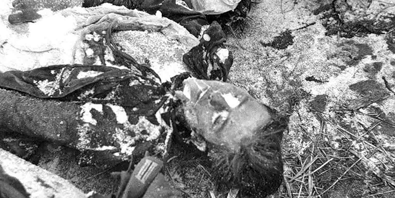 En frusen kropp av en död tysk soldat under slaget vid Stalingrad.