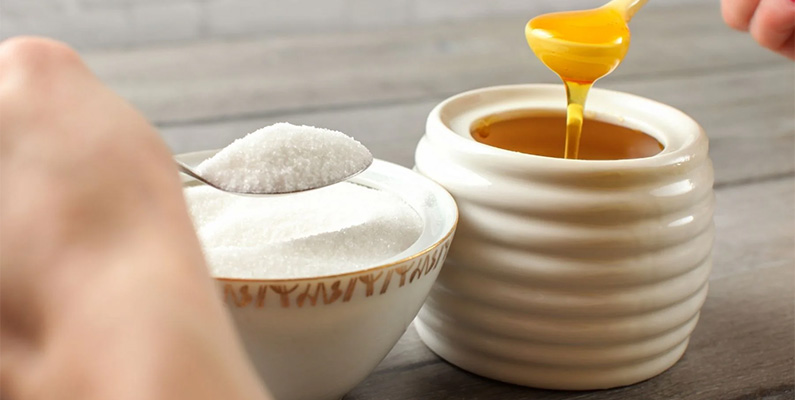 10 myter om mat och dryck som du antagligen har trott på hela ditt liv. Myt #4) "Naturligt socker, som honung, är bättre för dig än bearbetat socker".