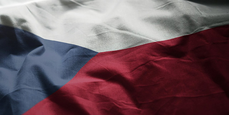 Tjeckien använder illegalt den före detta tjeckoslovakiska flaggan, trots att båda länderna (Tjeckien och Slovakien) hade kommit överens om en klausul som förbjuder någon av de efterträdande staterna att använda Tjeckoslovakiens flagga.