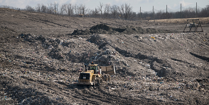 Sedan 2011 har staden Toronto dumpat en stor del av sina sopor på en soptipp i Ontario som kallas Green Lane Landfill, som ligger i närheten av ett First Nations-territorium (First Nations är en term som används för att referera till de ursprungsbefolkningar som bodde i Kanada före europeisk kolonisering). Detta har orsakat oro och kritik från vissa inom First Nations-samhället på grund av miljöpåverkan och de hälsorisker som kan uppstå från sopförbränning och förorening av marken och vattnet.