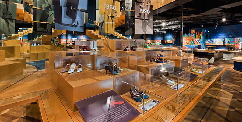 Det finns ett skomuseum i staden - Bata Shoe Museum. Museet samlar in, undersöker, bevarar och ställer ut skor från hela världen med över 13 500 föremål från människans historia, såväl som nutid.