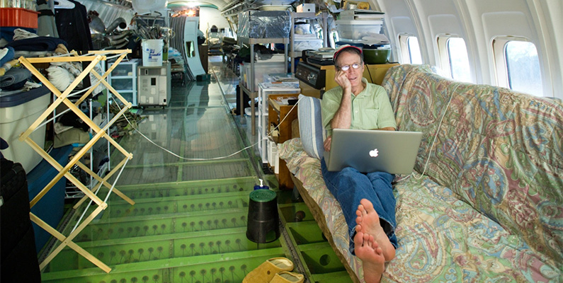 Bruce Campbell, en ingenjör från Oregon, köpte en Boeing 727 och har omvandlat den till sitt hem.