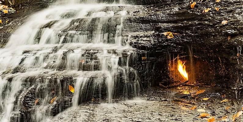 Eternal Flame Falls, beläget i Chestnut Ridge Park i delstaten New York, USA, är känt för sitt unika fenomen där en naturlig gasläcka antänds och skapar en evigt brinnande flamma bakom ett vattenfall. Denna kombination av eld och vatten är definitivt ovanlig och fascinerande.