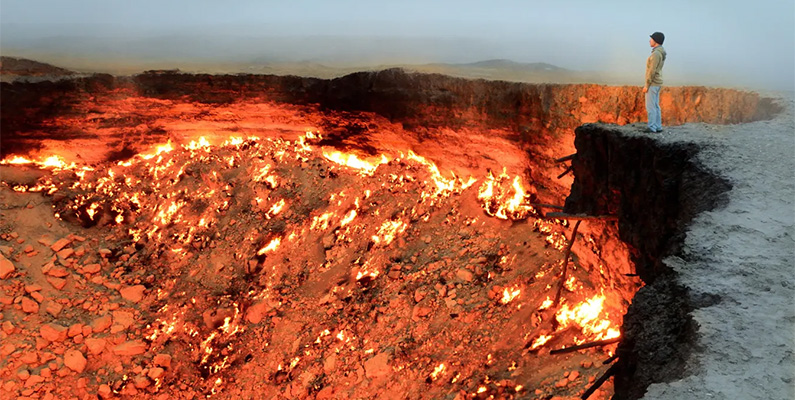 Helvetesporten är en krater i Turkmenistan som brinner kontinuerligt utan mänsklig inblandning. Även känd som Darvaza-gasgruvan är denna krater 30 meter djup och ligger i centrum av Dakar-gasfältet. Helvetesporten skapades 1971 när en sovjetisk geolog försökte borra efter gas. Rädd att gasen skulle förorena planeten, tände geologen eld på den. Elden har nu brunnit i över fyra decennier. Darvaza har blivit en populär turistdestination.