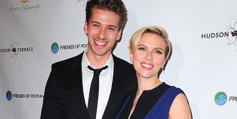 Scarlett Johansson har en tvillingbror vid namn Hunter - och hon är den äldre av dem, med cirka tre minuter till och med. Även Hunter har medverkat i några mindre roller i film och TV-serier, men han har inte uppnått samma grad av kändisskap som sin syster.