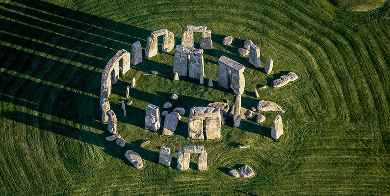 Stonehenge, som ligger i Wiltshire, England, är en plats som har varit ett populärt turistmål i århundraden och fortsätter att fascinera både besökare och forskare. Stonehenge består av ett imponerande stenarrangemang och har varit en gåta för många forskare, särskilt när det gäller hur de stora stenarna flyttades till platsen utan modern utrustning.