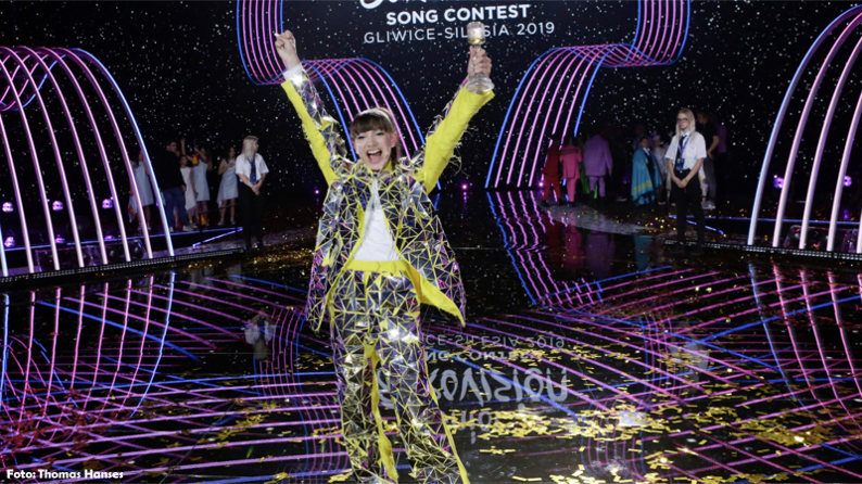 🇵🇱 Viki Gabor is de Poolse spokesperson tijdens finale Eurovisiesongfestival.