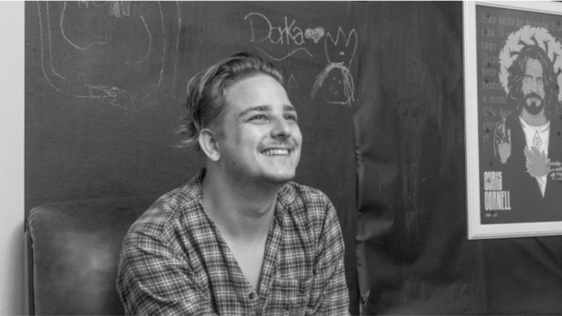 AWS-leadzanger Örs Siklósi overleden op 29e jarige leeftijd.