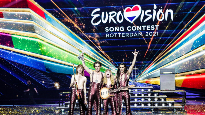 Måneskin & Gigliola Cinquetti treden op in de finale van Eurovisiesongfestival 2022.