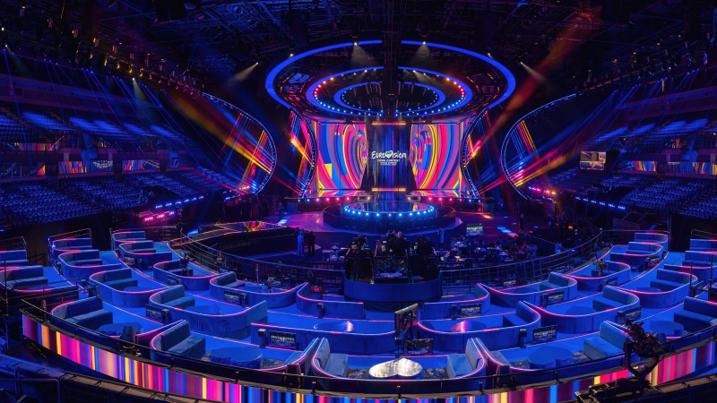 King Charles III en Queen Consort onthullen podium Eurovisiesongfestival 2023.