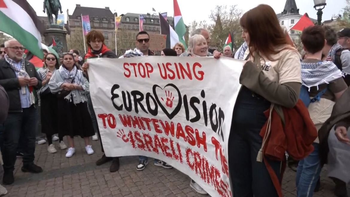 Meer dan 1.000 mensen betogen in Wenen tegen deelname Israël. 