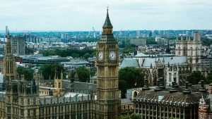 Klassisk foto över staden London där Big Ben syns i förgrunden.