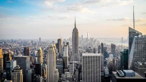 Klassisk foto över staden New York med dess skyskrapor.