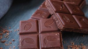 Foto på bitar av en chokladkaka.