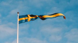Foto på vimpel av Sveriges flagga.