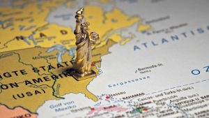 Foto på en miniatyrversion av Frihetsgudinnan som står på en karta över östra delen av USA.