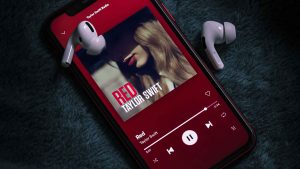 Foto på en mobiltelefon som spelar upp sången Red med Taylor Swift