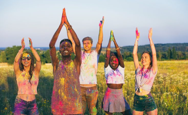 Unge mennesker til color fest