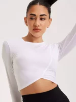 Casall - Träningstoppar - White - Overlap Crop Long Sleeve - Träningskläder