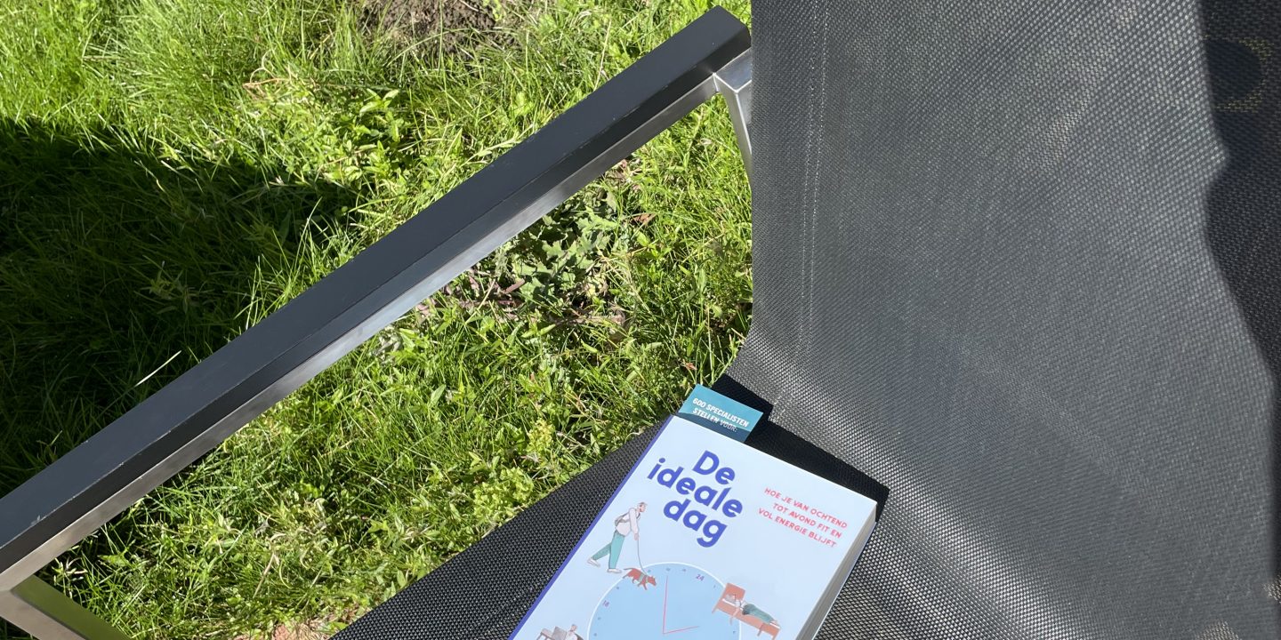 boek in de tuin