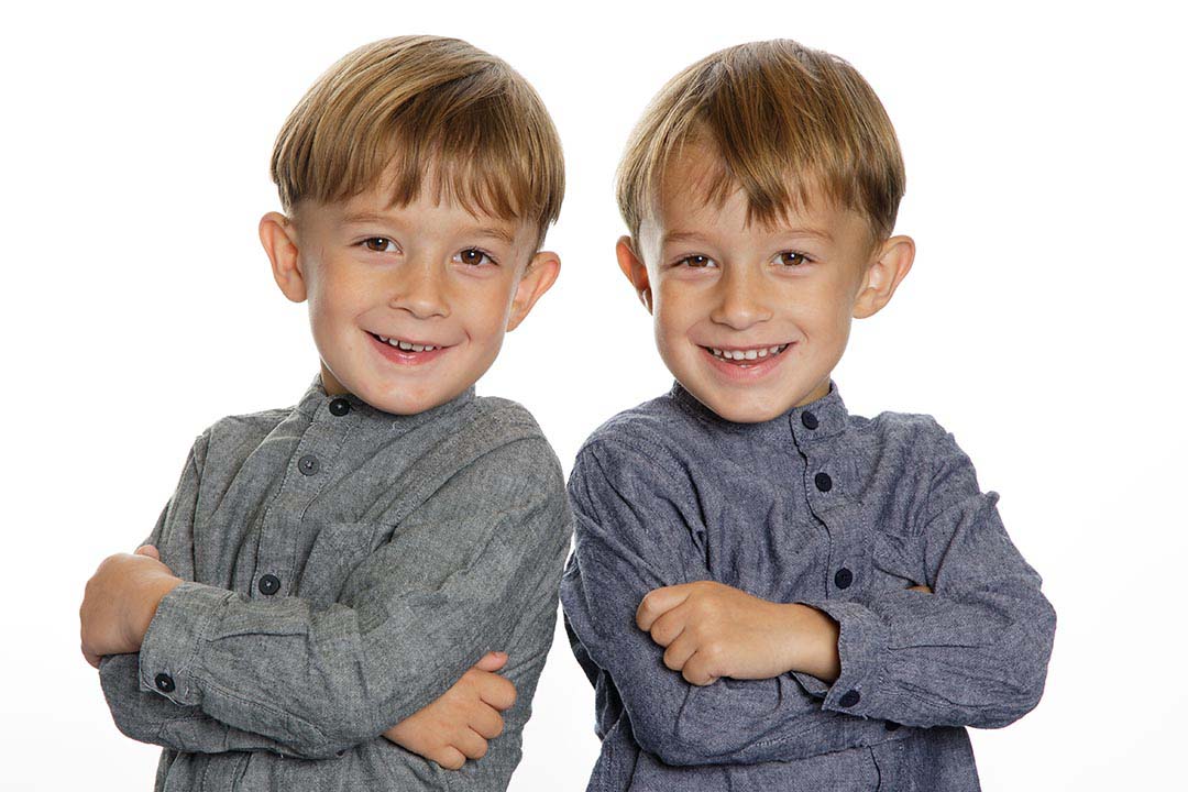 BØRNEHAVEFOTO - KLASSISK - SØSKENDEFOTO Børnehavefoto på klassisk hvid baggrund af tvillingerne Carl & Alfred