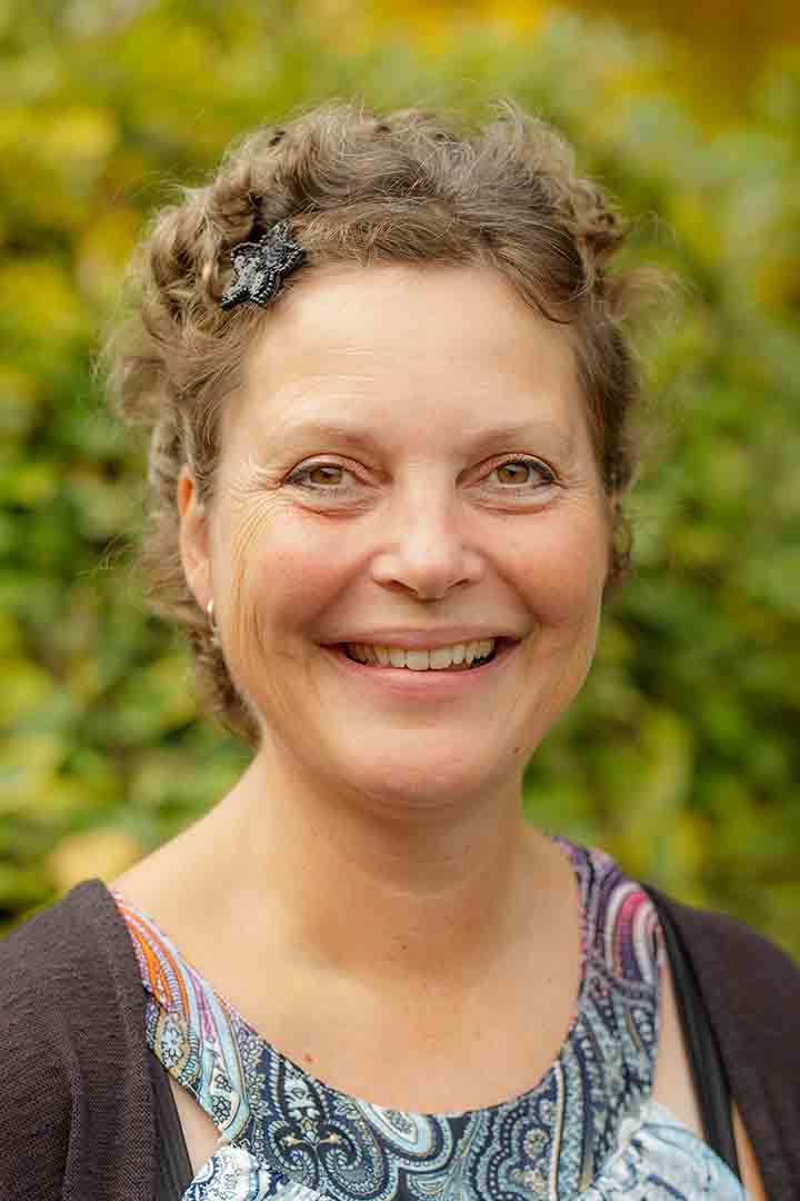 PERSONALEPORTRÆT – NATURPORTRÆT - SKOLEFOTOGRAFERING Personaleportræt naturportræt af Jeannie ved skolefotografering