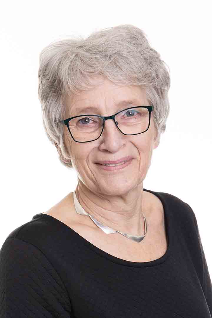 PERSONALEPORTRÆTTER – KLASSISK PORTRÆT – SKOLEFOTOGRAFERING Personalefoto klassisk af Inge ved skolefotografering