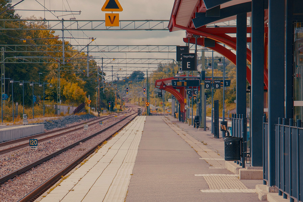 Tågperrong och infrastruktur för järnväg någonstans i Sverige.