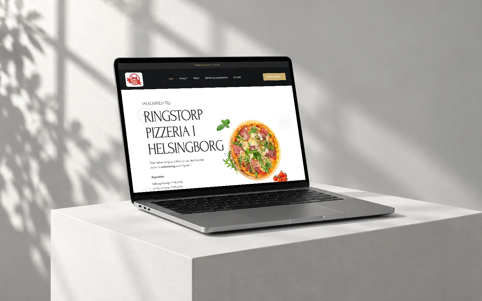 Ringstorp Pizzerias webbplats på en laptop, byggd av 56 Media