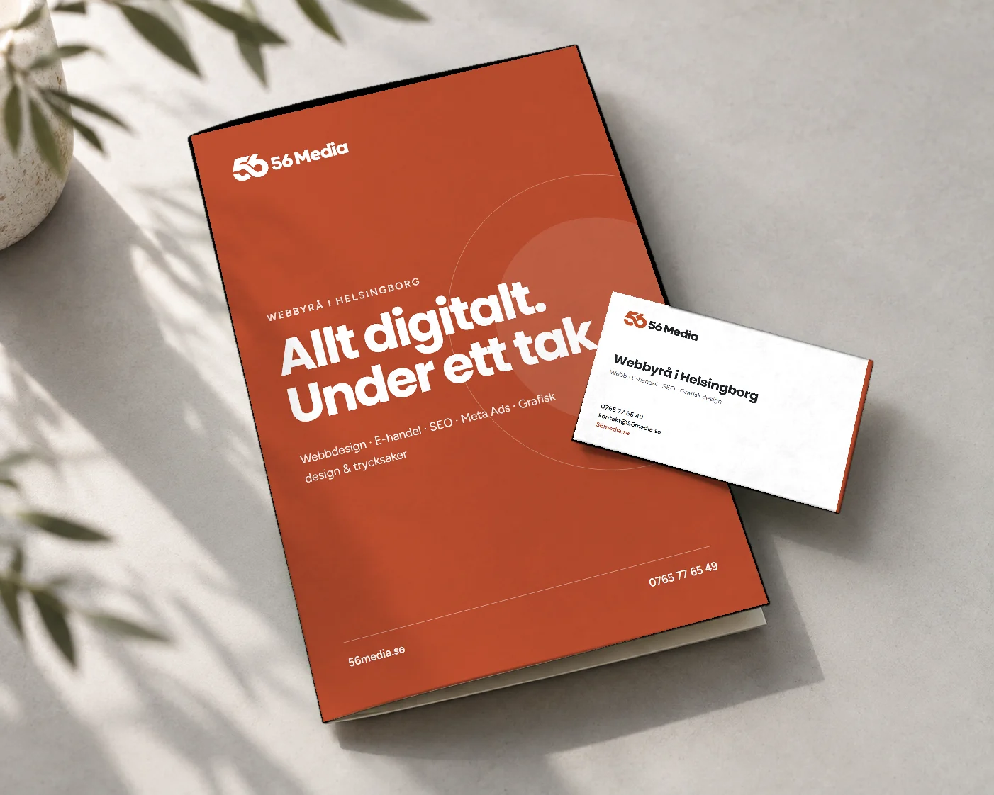 Broschyr och visitkort i 56 Medias grafiska profil