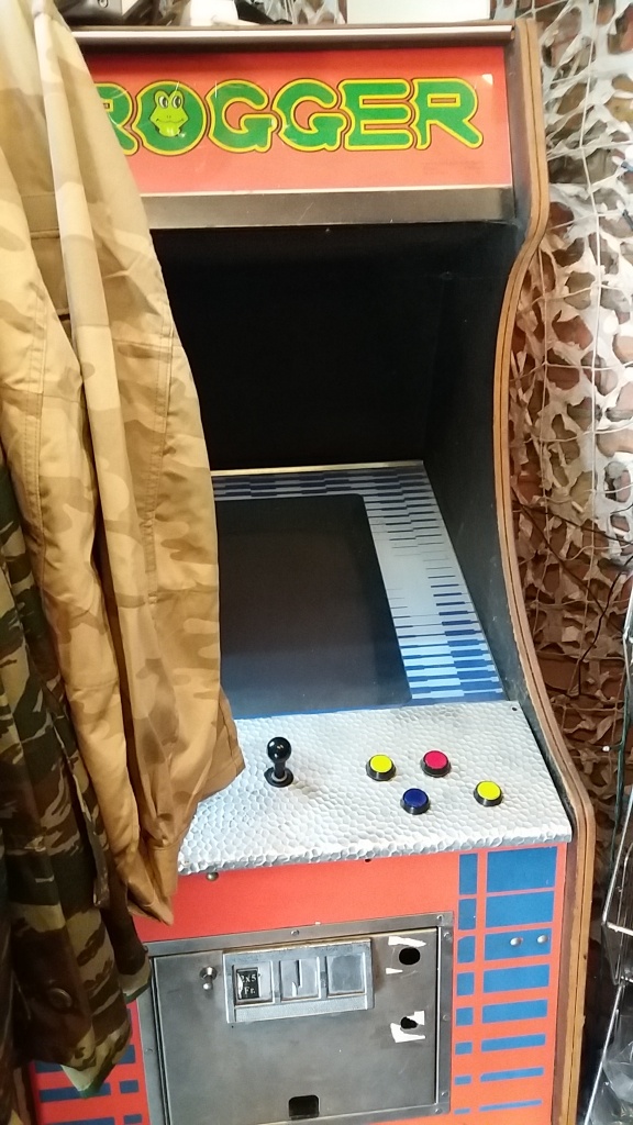 Frogger arcade cabinet 80s