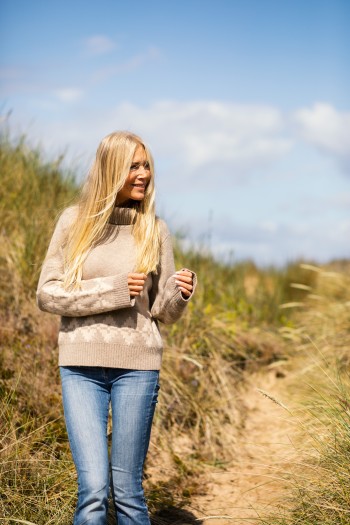 Tröja polo Pixie – mönsterstickad polotröja i kashmir, linbeige/sandsten