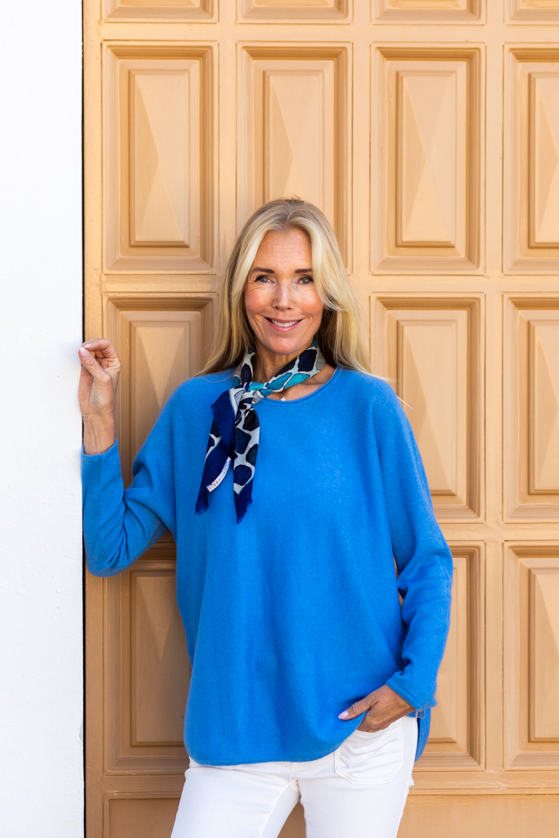 Tröja Anna klassisk blå, 8design sjal blå 65x65, framifrån