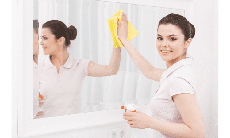 how to properly clean a mirror