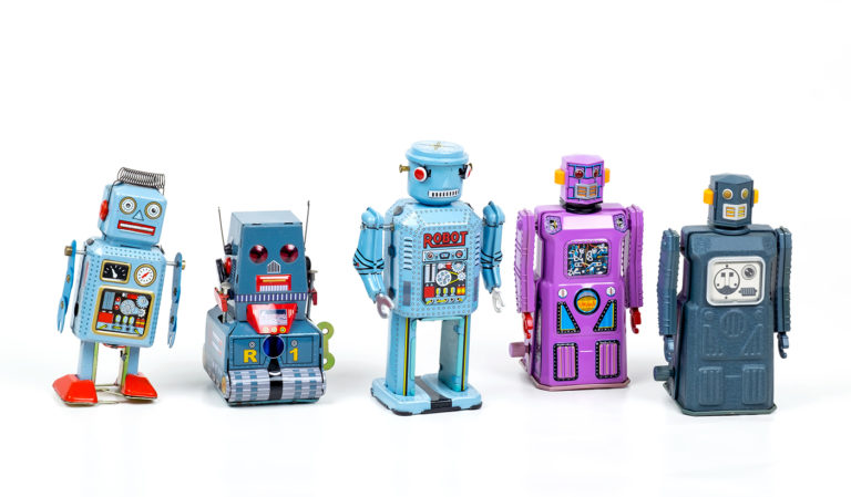 vijf verschillende speelgoed robots naast elkaar