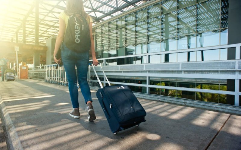 Kvinna med resväska på flygplats