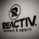 uitgefreesd logo voor sportspraktijk Reactiv uit Hechtel-Eksel